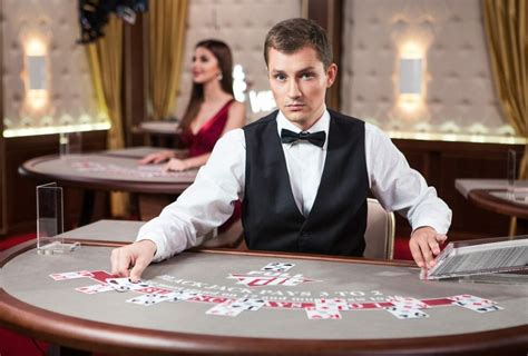 what is a croupier.